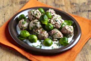 Brussels sprouts with veal meatballs