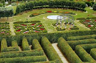 A labyrinth is an interesting option for French gardens